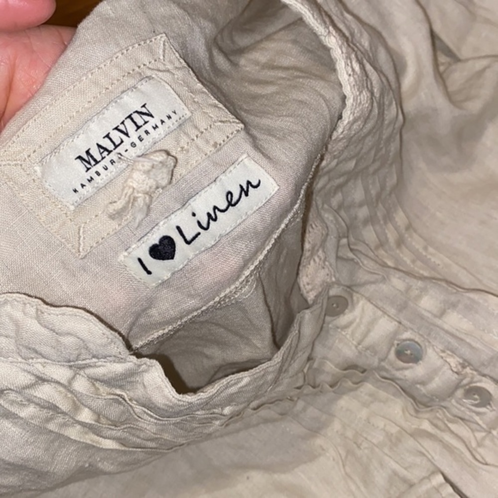 Malvin linen top size M oatmeal colored gently used 3/3 sleeve length. - Picture 3 of 4
